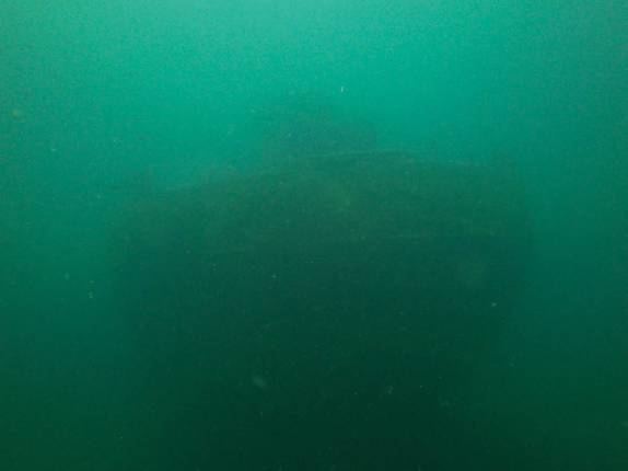 Como um navio fantasma, o Veronica L repousa no fundo do mar em silêncio, em Granada